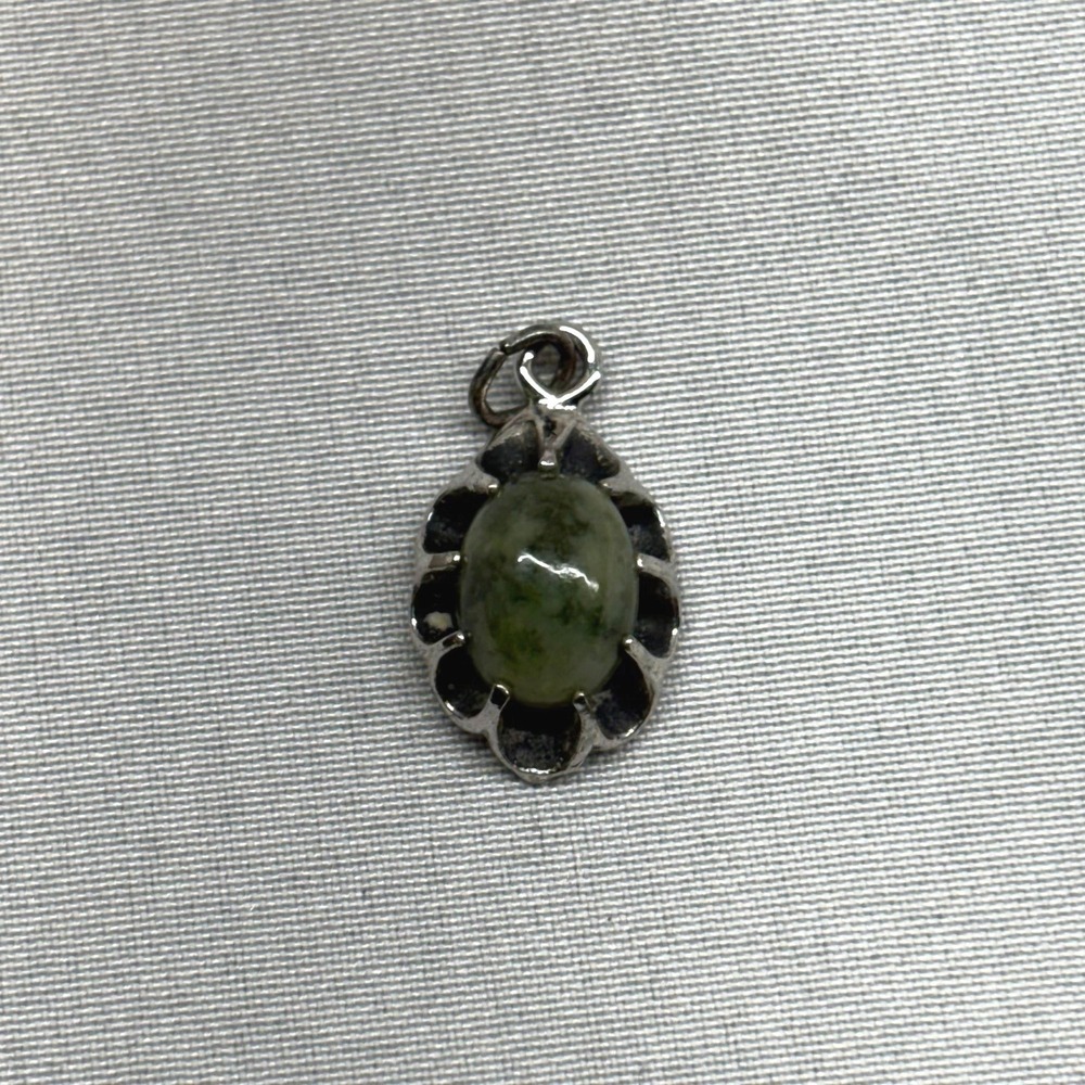 Unbranded Stone Pendant Unisex OS Green Good Sterling Silver Scalloped Oval
